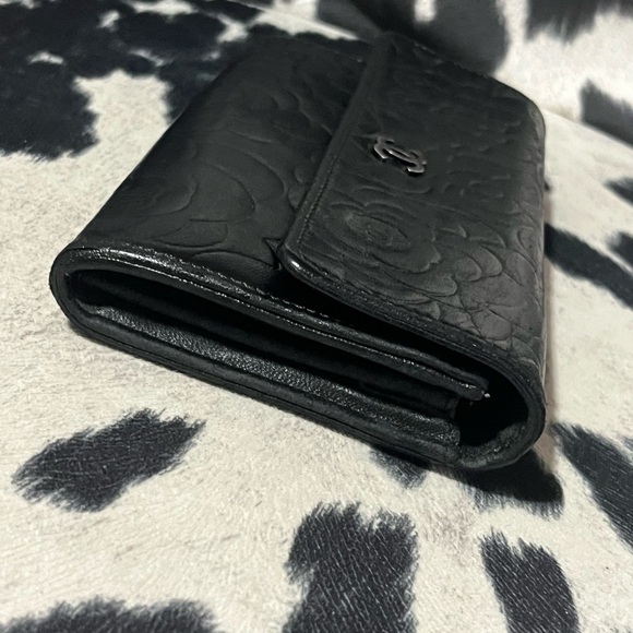 CHANEL Black Leather Floral Camellia Wallet - Picture 2 of 16